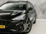 Ford Focus Wagon 1.0 EcoBoost ST Line Automaat (APPLE CARPLAY, GROOT NAVI, STUUR/STOELVERWARMING, CAMERA, SPORTSTOELEN, GETINT GLAS, ADAPTIVE CRUISE, TREKHAAK, NIEUWE APK, NIEUWSTAAT)