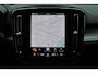 Volvo XC40 B4 Plus Dark - Panorama/schuifdak - IntelliSafe Assist & Surround - Harman/Kardon audio - Parkeercamera achter - Verwarmde voorstoelen & stuur - Parkeersensoren voor & achter - Elektr. bedienb. voorstoelen met geheugen links - Draadloze tel. lader - Extra getint glas - Inklapbare trekhaak - 19' LMV