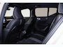 Volvo XC40 B4 Plus Dark - Panorama/schuifdak - IntelliSafe Assist & Surround - Harman/Kardon audio - Parkeercamera achter - Verwarmde voorstoelen & stuur - Parkeersensoren voor & achter - Elektr. bedienb. voorstoelen met geheugen links - Draadloze tel. lader - Extra getint glas - Inklapbare trekhaak - 19' LMV