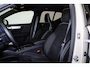 Volvo XC40 B4 Plus Dark - Panorama/schuifdak - IntelliSafe Assist & Surround - Harman/Kardon audio - Parkeercamera achter - Verwarmde voorstoelen & stuur - Parkeersensoren voor & achter - Elektr. bedienb. voorstoelen met geheugen links - Draadloze tel. lader - Extra getint glas - Inklapbare trekhaak - 19' LMV