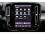 Volvo XC40 B4 Plus Dark - Panorama/schuifdak - IntelliSafe Assist & Surround - Harman/Kardon audio - Parkeercamera achter - Verwarmde voorstoelen & stuur - Parkeersensoren voor & achter - Elektr. bedienb. voorstoelen met geheugen links - Draadloze tel. lader - Extra getint glas - Inklapbare trekhaak - 19' LMV