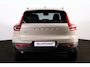 Volvo XC40 B4 Plus Dark - Panorama/schuifdak - IntelliSafe Assist & Surround - Harman/Kardon audio - Parkeercamera achter - Verwarmde voorstoelen & stuur - Parkeersensoren voor & achter - Elektr. bedienb. voorstoelen met geheugen links - Draadloze tel. lader - Extra getint glas - Inklapbare trekhaak - 19' LMV