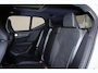 Volvo XC40 B4 Plus Dark - Panorama/schuifdak - IntelliSafe Assist & Surround - Harman/Kardon audio - Parkeercamera achter - Verwarmde voorstoelen & stuur - Parkeersensoren voor & achter - Elektr. bedienb. voorstoelen met geheugen links - Draadloze tel. lader - Extra getint glas - Inklapbare trekhaak - 19' LMV