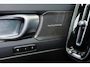Volvo XC40 B4 Plus Dark - Panorama/schuifdak - IntelliSafe Assist & Surround - Harman/Kardon audio - Parkeercamera achter - Verwarmde voorstoelen & stuur - Parkeersensoren voor & achter - Elektr. bedienb. voorstoelen met geheugen links - Draadloze tel. lader - Extra getint glas - Inklapbare trekhaak - 19' LMV