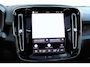 Volvo XC40 Recharge Ultimate 70 kWh | Wegklapbare Trekhaak | All-Season Banden | Lederen Bekleding | Panoramadak | 360 Graden Camera | Stuurverwarming | Stoelverwarming | Harman/Kardon | 19-Inch Lichtmetalen Velgen | Getint Glas | BLIS | Elektrisch Verstelbare Voorstoelen | Keyless | Elektrische Achterklep | Silver Dawn Metallic | Apple Carplay | Google Services |