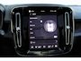 Volvo XC40 Recharge Ultimate 70 kWh | Wegklapbare Trekhaak | All-Season Banden | Lederen Bekleding | Panoramadak | 360 Graden Camera | Stuurverwarming | Stoelverwarming | Harman/Kardon | 19-Inch Lichtmetalen Velgen | Getint Glas | BLIS | Elektrisch Verstelbare Voorstoelen | Keyless | Elektrische Achterklep | Silver Dawn Metallic | Apple Carplay | Google Services |