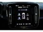Volvo XC40 Recharge Ultimate 70 kWh | Wegklapbare Trekhaak | All-Season Banden | Lederen Bekleding | Panoramadak | 360 Graden Camera | Stuurverwarming | Stoelverwarming | Harman/Kardon | 19-Inch Lichtmetalen Velgen | Getint Glas | BLIS | Elektrisch Verstelbare Voorstoelen | Keyless | Elektrische Achterklep | Silver Dawn Metallic | Apple Carplay | Google Services |