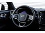 Volvo XC40 Recharge Ultimate 70 kWh | Wegklapbare Trekhaak | All-Season Banden | Lederen Bekleding | Panoramadak | 360 Graden Camera | Stuurverwarming | Stoelverwarming | Harman/Kardon | 19-Inch Lichtmetalen Velgen | Getint Glas | BLIS | Elektrisch Verstelbare Voorstoelen | Keyless | Elektrische Achterklep | Silver Dawn Metallic | Apple Carplay | Google Services |