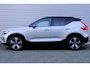 Volvo XC40 Recharge Ultimate 70 kWh | Wegklapbare Trekhaak | All-Season Banden | Lederen Bekleding | Panoramadak | 360 Graden Camera | Stuurverwarming | Stoelverwarming | Harman/Kardon | 19-Inch Lichtmetalen Velgen | Getint Glas | BLIS | Elektrisch Verstelbare Voorstoelen | Keyless | Elektrische Achterklep | Silver Dawn Metallic | Apple Carplay | Google Services |