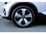Volvo XC40 Recharge Ultimate 70 kWh | Wegklapbare Trekhaak | All-Season Banden | Lederen Bekleding | Panoramadak | 360 Graden Camera | Stuurverwarming | Stoelverwarming | Harman/Kardon | 19-Inch Lichtmetalen Velgen | Getint Glas | BLIS | Elektrisch Verstelbare Voorstoelen | Keyless | Elektrische Achterklep | Silver Dawn Metallic | Apple Carplay | Google Services |