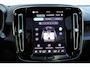 Volvo XC40 Recharge Ultimate 70 kWh | Wegklapbare Trekhaak | All-Season Banden | Lederen Bekleding | Panoramadak | 360 Graden Camera | Stuurverwarming | Stoelverwarming | Harman/Kardon | 19-Inch Lichtmetalen Velgen | Getint Glas | BLIS | Elektrisch Verstelbare Voorstoelen | Keyless | Elektrische Achterklep | Silver Dawn Metallic | Apple Carplay | Google Services |