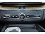 Volvo XC60 T6 Recharge AWD Ultra Dark - Luchtvering - Panorama/schuifdak - IntelliSafe Assist & Surround - 360º Camera - Harman/Kardon audio - Adaptieve LED koplampen - Verwarmde voorstoelen, stuur & achterbank - Parkeersensoren voor & achter - Elektr. bedienb. voorstoelen met geheugen - Head up display - Draadloze tel. lader - Extra getint glas - Inklapbare trekhaak - 20' LMV