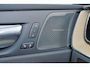 Volvo XC60 T6 Recharge AWD Ultra Dark - Luchtvering - Panorama/schuifdak - IntelliSafe Assist & Surround - 360º Camera - Harman/Kardon audio - Adaptieve LED koplampen - Verwarmde voorstoelen, stuur & achterbank - Parkeersensoren voor & achter - Elektr. bedienb. voorstoelen met geheugen - Head up display - Draadloze tel. lader - Extra getint glas - Inklapbare trekhaak - 20' LMV