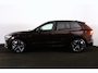 Volvo XC60 T6 Recharge AWD Ultra Dark - Luchtvering - Panorama/schuifdak - IntelliSafe Assist & Surround - 360º Camera - Harman/Kardon audio - Adaptieve LED koplampen - Verwarmde voorstoelen, stuur & achterbank - Parkeersensoren voor & achter - Elektr. bedienb. voorstoelen met geheugen - Head up display - Draadloze tel. lader - Extra getint glas - Inklapbare trekhaak - 20' LMV