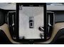 Volvo XC60 T6 Recharge AWD Ultra Dark - Luchtvering - Panorama/schuifdak - IntelliSafe Assist & Surround - 360º Camera - Harman/Kardon audio - Adaptieve LED koplampen - Verwarmde voorstoelen, stuur & achterbank - Parkeersensoren voor & achter - Elektr. bedienb. voorstoelen met geheugen - Head up display - Draadloze tel. lader - Extra getint glas - Inklapbare trekhaak - 20' LMV