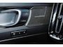 Volvo XC40 B4 Plus Dark - IntelliSafe Assist & Surround - Harman/Kardon audio - Parkeercamera achter - Verwarmde voorstoelen & stuur - Parkeersensoren voor & achter - Elektr. bedienb. voorstoelen met geheugen links - Draadloze tel. lader - Inklapbare trekhaak - 19' LMV