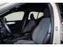 Volvo XC40 B4 Plus Dark - IntelliSafe Assist & Surround - Harman/Kardon audio - Parkeercamera achter - Verwarmde voorstoelen & stuur - Parkeersensoren voor & achter - Elektr. bedienb. voorstoelen met geheugen links - Draadloze tel. lader - Inklapbare trekhaak - 19' LMV