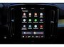 Volvo XC40 B4 Plus Dark - IntelliSafe Assist & Surround - Harman/Kardon audio - Parkeercamera achter - Verwarmde voorstoelen & stuur - Parkeersensoren voor & achter - Elektr. bedienb. voorstoelen met geheugen links - Draadloze tel. lader - Inklapbare trekhaak - 19' LMV