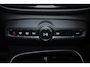 Volvo XC40 B4 Plus Dark - IntelliSafe Assist & Surround - Harman/Kardon audio - Parkeercamera achter - Verwarmde voorstoelen & stuur - Parkeersensoren voor & achter - Elektr. bedienb. voorstoelen met geheugen links - Draadloze tel. lader - Inklapbare trekhaak - 19' LMV