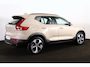 Volvo XC40 B4 Plus Dark - IntelliSafe Assist & Surround - Harman/Kardon audio - Parkeercamera achter - Verwarmde voorstoelen & stuur - Parkeersensoren voor & achter - Elektr. bedienb. voorstoelen met geheugen links - Draadloze tel. lader - Inklapbare trekhaak - 19' LMV