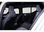 Volvo XC40 B4 Plus Dark - IntelliSafe Assist & Surround - Harman/Kardon audio - Parkeercamera achter - Verwarmde voorstoelen & stuur - Parkeersensoren voor & achter - Elektr. bedienb. voorstoelen met geheugen links - Draadloze tel. lader - Inklapbare trekhaak - 19' LMV