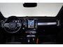 Volvo XC40 B4 Plus Dark - IntelliSafe Assist & Surround - Harman/Kardon audio - Parkeercamera achter - Verwarmde voorstoelen & stuur - Parkeersensoren voor & achter - Elektr. bedienb. voorstoelen met geheugen links - Draadloze tel. lader - Inklapbare trekhaak - 19' LMV
