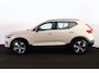 Volvo XC40 B4 Plus Dark - IntelliSafe Assist & Surround - Harman/Kardon audio - Parkeercamera achter - Verwarmde voorstoelen & stuur - Parkeersensoren voor & achter - Elektr. bedienb. voorstoelen met geheugen links - Draadloze tel. lader - Inklapbare trekhaak - 19' LMV