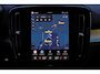 Volvo XC40 B4 Plus Dark - IntelliSafe Assist & Surround - Harman/Kardon audio - Parkeercamera achter - Verwarmde voorstoelen & stuur - Parkeersensoren voor & achter - Elektr. bedienb. voorstoelen met geheugen links - Draadloze tel. lader - Inklapbare trekhaak - 19' LMV