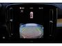 Volvo XC40 B4 Plus Dark - IntelliSafe Assist & Surround - Harman/Kardon audio - Parkeercamera achter - Verwarmde voorstoelen & stuur - Parkeersensoren voor & achter - Elektr. bedienb. voorstoelen met geheugen links - Draadloze tel. lader - Inklapbare trekhaak - 19' LMV
