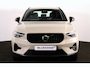 Volvo XC40 B4 Plus Dark - IntelliSafe Assist & Surround - Harman/Kardon audio - Parkeercamera achter - Verwarmde voorstoelen & stuur - Parkeersensoren voor & achter - Elektr. bedienb. voorstoelen met geheugen links - Draadloze tel. lader - Inklapbare trekhaak - 19' LMV
