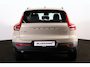 Volvo XC40 B4 Plus Dark - IntelliSafe Assist & Surround - Harman/Kardon audio - Parkeercamera achter - Verwarmde voorstoelen & stuur - Parkeersensoren voor & achter - Elektr. bedienb. voorstoelen met geheugen links - Draadloze tel. lader - Inklapbare trekhaak - 19' LMV