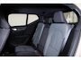Volvo XC40 B4 Plus Dark - IntelliSafe Assist & Surround - Harman/Kardon audio - Parkeercamera achter - Verwarmde voorstoelen & stuur - Parkeersensoren voor & achter - Elektr. bedienb. voorstoelen met geheugen links - Draadloze tel. lader - Inklapbare trekhaak - 19' LMV