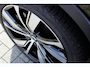 Volvo XC40 Recharge Pro | Apple Carplay & Android Auto | Centrale deurvergrendeling met afstandsbediening | Cruise control adaptief met Stop&Go en stuurhulp | Draadloze telefoonlader | Elektrisch glazen panorama-dak | elektrisch verstelb. bestuurdersstoel met geheugen | Stoel- en stuurverwarming
