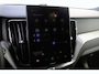 Volvo XC60 Plus Black Edition Recharge Plug-In Hybrid AWD | Luchtvering | 360 | HUD | H&K | Panodak |