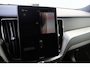 Volvo XC60 Plus Black Edition Recharge Plug-In Hybrid AWD | Luchtvering | 360 | HUD | H&K | Panodak |