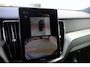 Volvo XC60 Plus Black Edition Recharge Plug-In Hybrid AWD | Luchtvering | 360 | HUD | H&K | Panodak |