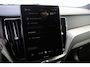 Volvo XC60 Plus Black Edition Recharge Plug-In Hybrid AWD | Luchtvering | 360 | HUD | H&K | Panodak |