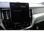 Volvo XC60 Plus Black Edition Recharge Plug-In Hybrid AWD | Luchtvering | 360 | HUD | H&K | Panodak |