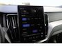 Volvo XC60 Plus Black Edition Recharge Plug-In Hybrid AWD | Luchtvering | 360 | HUD | H&K | Panodak |