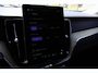 Volvo XC60 2.0 T6 Plug-in hybrid AWD Ultra Dark | Pano | Luchtvering | Trekhaak | Harman Kardon |
