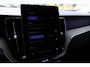 Volvo XC60 2.0 T6 Plug-in hybrid AWD Ultra Dark | Pano | Luchtvering | Trekhaak | Harman Kardon |