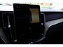 Volvo XC60 2.0 T6 Plug-in hybrid AWD Ultra Dark | Pano | Luchtvering | Trekhaak | Harman Kardon |