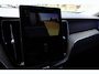 Volvo XC60 2.0 T6 Plug-in hybrid AWD Ultra Dark | Pano | Luchtvering | Trekhaak | Harman Kardon |