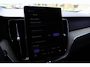 Volvo XC60 2.0 T6 Plug-in hybrid AWD Ultra Dark | Pano | Luchtvering | Trekhaak | Harman Kardon |