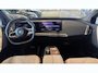 BMW iX xDRIVE45 101KWH / LEDER / FULL-LED / SKY LOUNGE / SOFT-CLOSE / 22" LMV / ELEKTR. TREKHAAK / LUCHTVERING / HARMAN KARDON / ORG. NL. / FULL OPTIONS / NIEUWSTAAT !!