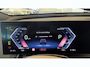 BMW iX xDRIVE45 101KWH / LEDER / FULL-LED / SKY LOUNGE / SOFT-CLOSE / 22" LMV / ELEKTR. TREKHAAK / LUCHTVERING / HARMAN KARDON / ORG. NL. / FULL OPTIONS / NIEUWSTAAT !!
