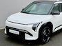 Kia EV3 GT-PlusLine 81.4 kWh / Fabrieksgarantie tot 20-08-2032 / Schuif-kantel dak / Harman/Kardon / Panoramadak / Stoel- & Stuurverwarming / Stoelverkoeling Voor / 360 Camera / Apple Carplay Android Auto / Navigatie / Elektrisch verstelbare stoelen met Geheugen / Elektrische Achterklep /