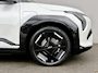 Kia EV3 GT-PlusLine 81.4 kWh / Fabrieksgarantie tot 20-08-2032 / Schuif-kantel dak / Harman/Kardon / Panoramadak / Stoel- & Stuurverwarming / Stoelverkoeling Voor / 360 Camera / Apple Carplay Android Auto / Navigatie / Elektrisch verstelbare stoelen met Geheugen / Elektrische Achterklep /