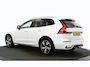 Volvo XC60 2.0 T6 Plug-in Hybrid AWD R-Design | Longe Range | Trekhaak | Panoramadak | Achteruitrijcamera | Parkeersensoren | Keyless Entry | Elektrische Achterklep | Stoelverwarming | Cruise Control Adaptief | Google Navigatie | Apple Carplay | Android Auto