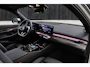 BMW 5-Serie 530e M-Sport Pro | HUD | B&W | ACC | Carbon | 360 | Stoelventilatie | Keyless | Verwarmde stoelen voor en achter | Stuurwielverwarming | Alarm kl.3 | Etc.
